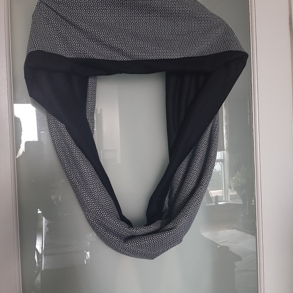 Large Black & White print scarf sold on title - Picture 3 of 5